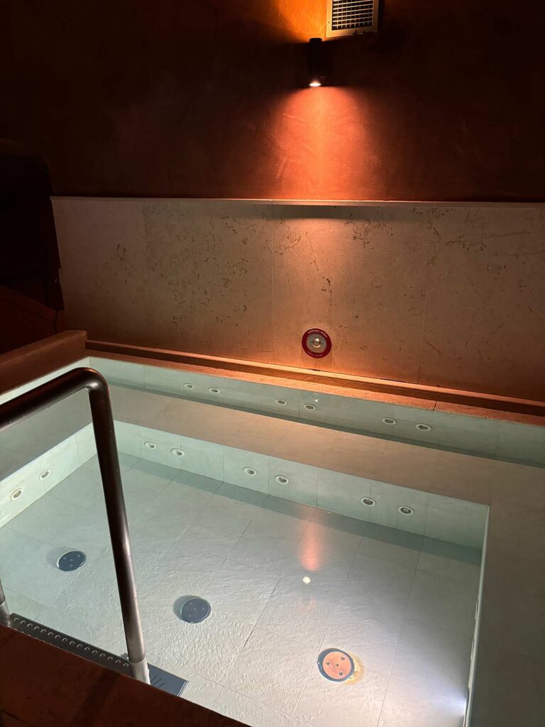 Hot Tub in QC Termeroma