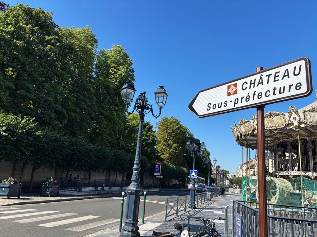 Sign Pointing to Chateau de Fontainbleau in Paris, France