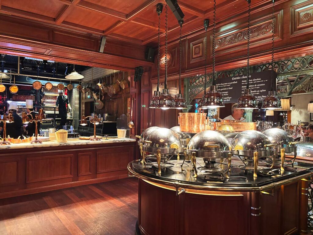 Hot dishes at Les Grands Buffets de Narbonne