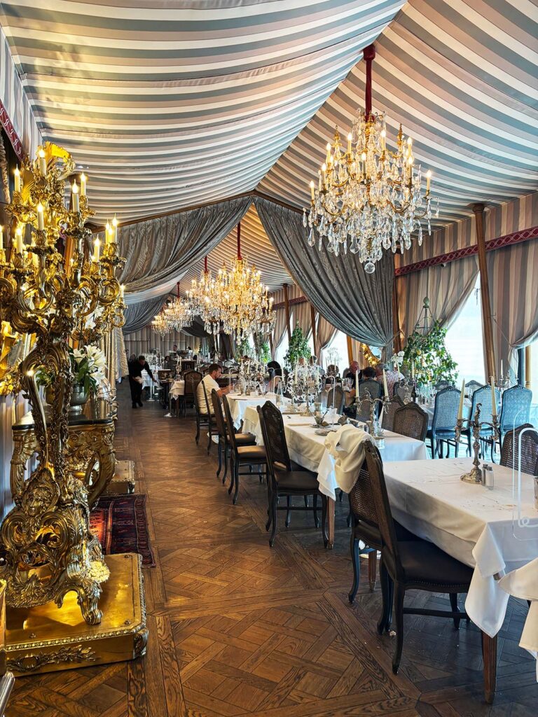 Tente Jean Baptiste at Les Grands Buffets Restaurant