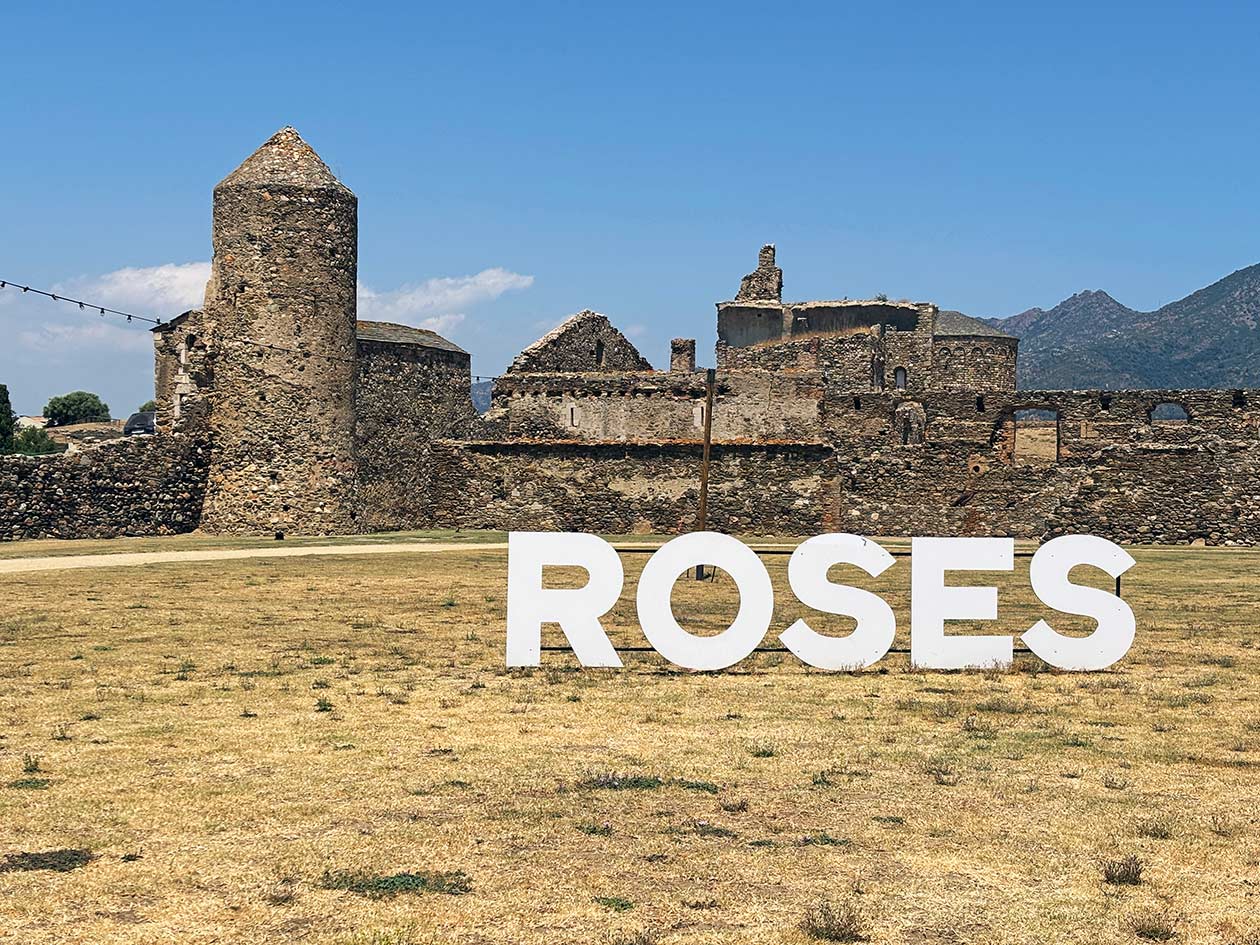 How to Take a Day Trip to Roses, Spain (Citadel, Beaches, Boat Trips and More!)